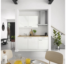 Moderne Küche mit weißen Schränken, Dunstabzugshaube und Arbeitsplatte in Holzoptik.