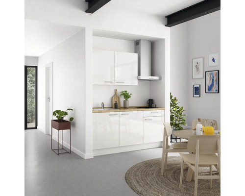 Helle Küche mit Küchenzeile, Esstisch und Dekorationen in einem geräumigen Raum