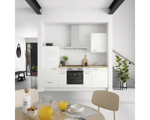 Helle Küche mit Küchenzeile, Dunstabzugshaube und Elektroherd in einem modernen Haus