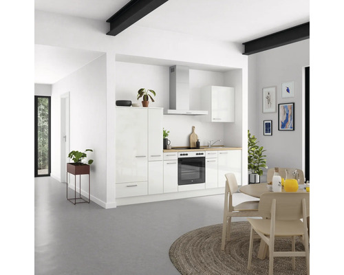 Helle Küche mit weißen Schränken, Esstisch und Dekoration