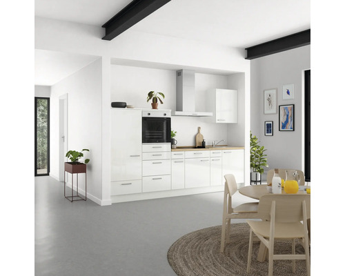 Helle Küche mit weißen Schränken, Dunstabzugshaube und Holzarbeitsplatte in einem modernen Haus