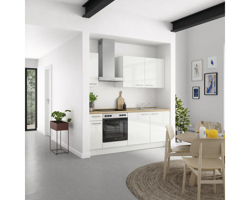 Helle Küche mit weißen Schränken, Dunstabzugshaube und Esstisch