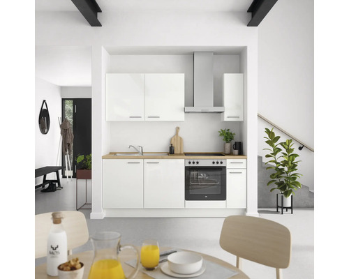 Helle Einbauküche mit Elektrogeräten in modernem Wohnraum