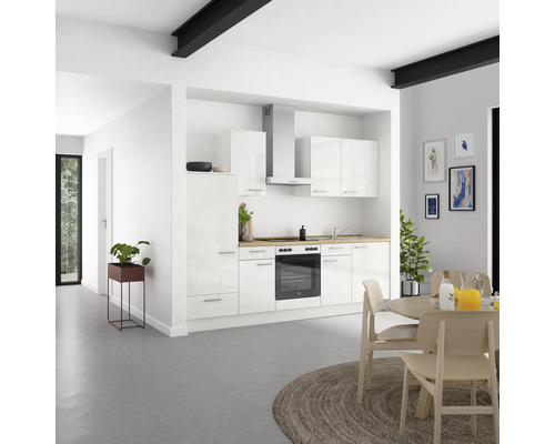 Helle Küche mit weißen Schränken, Dunstabzugshaube und Essbereich.