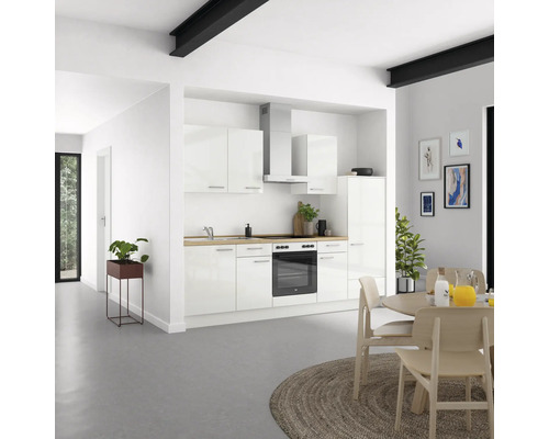 Helles Wohnzimmer mit offener Küche mit weißen Schränken und Holzarbeitsplatten