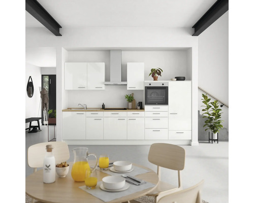 Helle Küche mit Einbauschränken, Dunstabzugshaube und Esstisch