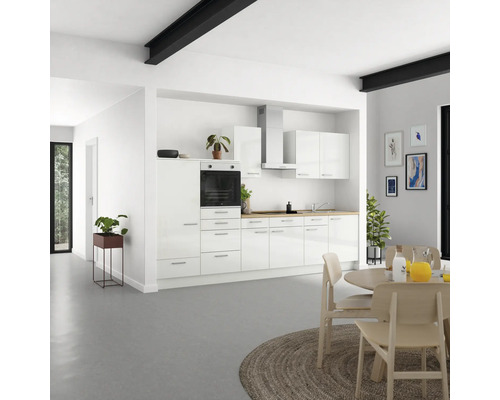 Helle Küche mit Esstisch und Stühlen in einem geräumigen Zimmer.