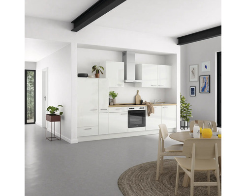 Helles Esszimmer mit Küchenzeile, Esstisch und Stühlen