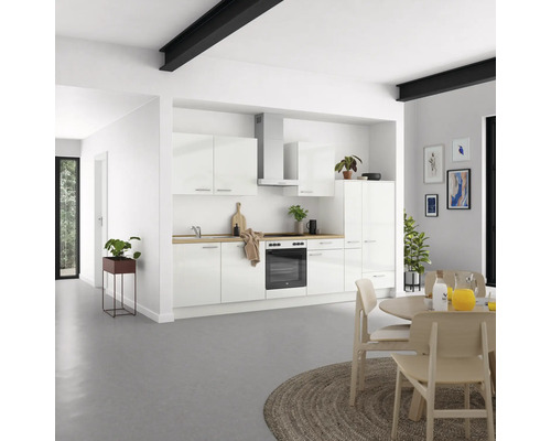 Heller Raum mit Einbauküche, Esstisch und Stühlen