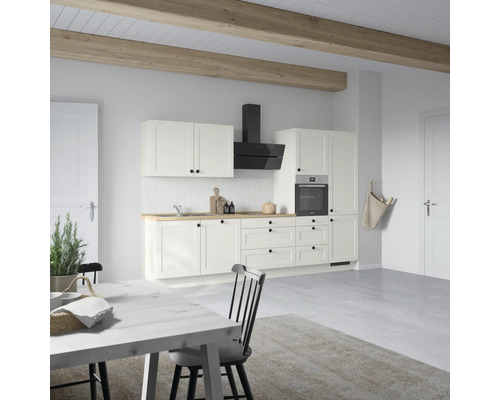 Helle Küche mit Küchenschränken, Dunstabzugshaube, Backofen, Esstisch und Stühlen