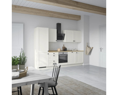 Helle Küche mit Ober- und Unterschränken, Dunstabzugshaube und Esstisch