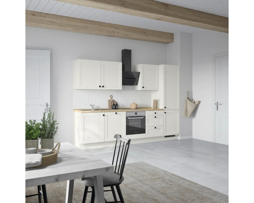 Helle Küche mit Küchenzeile, Dunstabzugshaube und Holzbalken an der Decke.