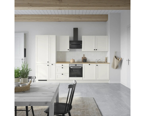 Helle Küche mit Esstisch und Stühlen im Landhausstil
