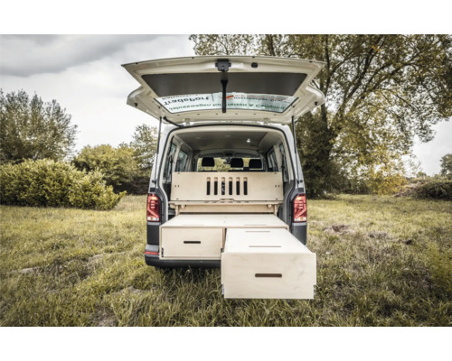 Heckansicht eines Transporters mit ausgebautem Heckschrank aus Holz
