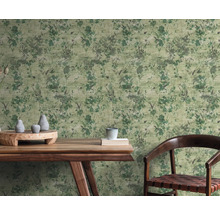 Fototapete mit grünem Blätterdesign in einem Wohnraum mit Tisch und Stuhl