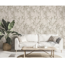 Wohnzimmer mit Bambusmuster-Tapete, Sofa, Tisch und Zimmerpflanze.
