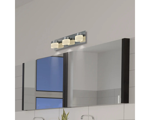 Badezimmer mit Spiegelschrank und Wandleuchte