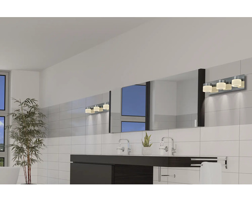 Helles Badezimmer mit Waschbecken, großem Spiegel und Wandleuchte