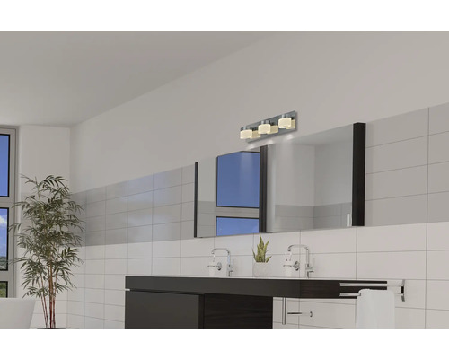 Modernes Badezimmer mit Waschtisch, Spiegel und Wandleuchte