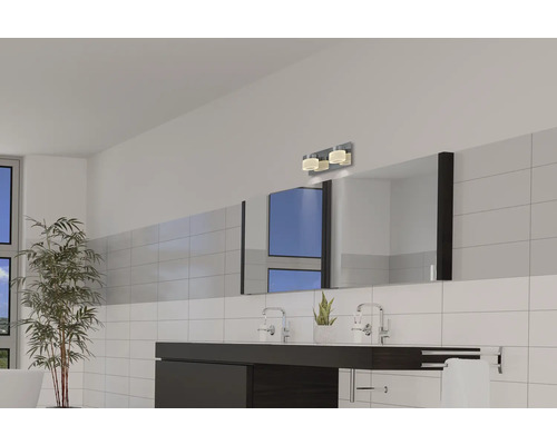 Badezimmer mit Waschtisch, Spiegel und Wandleuchte