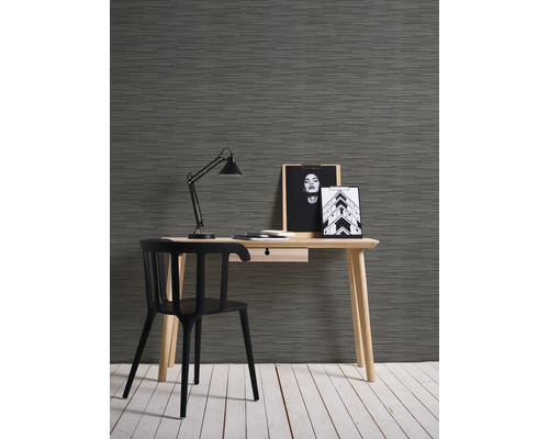 Szene mit Schreibtisch, Stuhl und Wandtapete im Arbeitszimmer