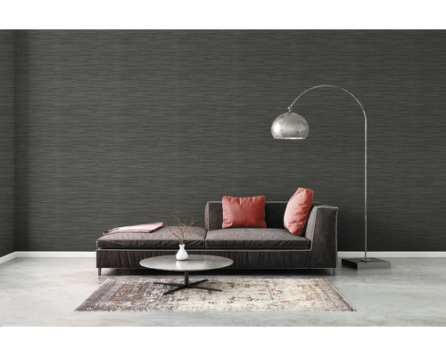 Wohnzimmer mit dunkler Tapete, Sofa, Teppich und Stehlampe