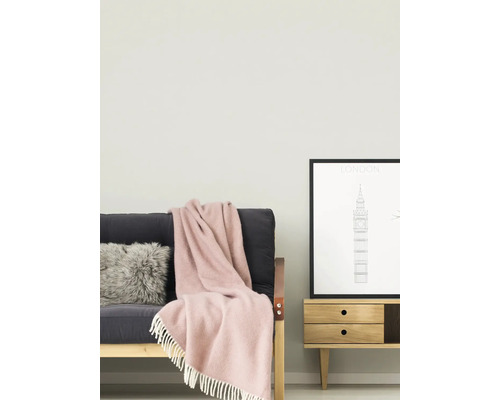 Wohnzimmerszene mit Sofa, Kissen, Tagesdecke und Beistelltisch mit London-Motiv