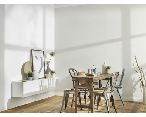 Esszimmer mit Holztisch, Stühlen und Wandregal