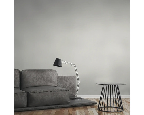 Wohnzimmer mit Sofa, Stehlampe und Beistelltisch