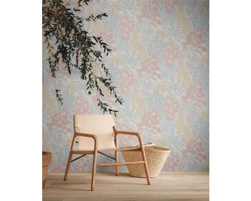 Dekorativer Raum mit blumiger Tapete, Holzstuhl und Korb