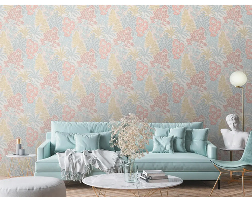 Wohnzimmer mit floral gemusterter Tapete, Sofa und Dekoration