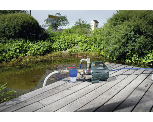 Garten mit Teich und Metabo Gartenpumpe auf Holzsteg