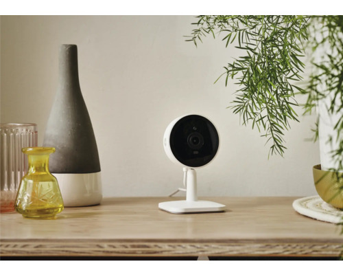 Innenraum mit Überwachungskamera auf einem Tisch