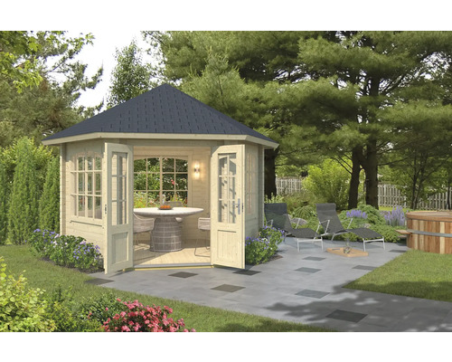 Gartenszene mit Holz Gartenhaus, Gartentisch, Stühlen, Liegestühlen und einem Whirlpool.