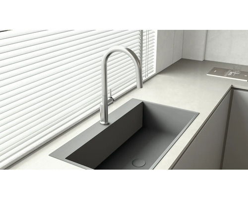 Küchenspüle mit Armatur vor einem Fenster mit Jalousie