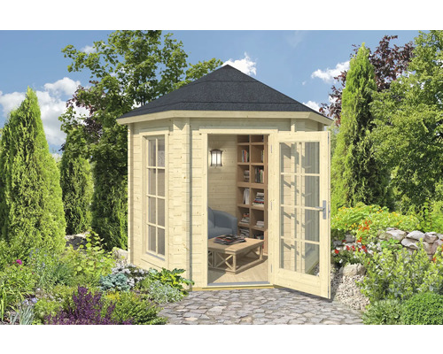 Gartenoase mit einem Holzgartenhaus, das mit einem Bücherregal, einem Sessel und einem Tisch wohnlich eingerichtet ist.