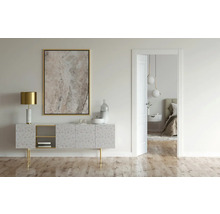 Helles Wohnzimmer mit Kommode, Lampe, Bild und Blick in ein Schlafzimmer