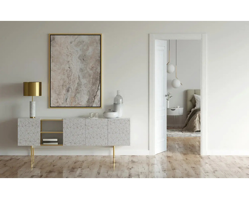 Helles Wohnzimmer mit Kommode, Lampe, Bild und Blick in ein Schlafzimmer