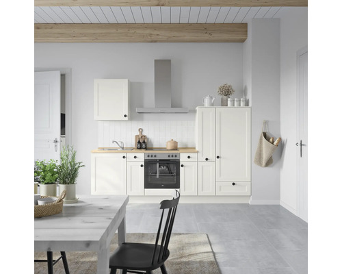 Helle Küche mit weißen Schränken, Dunstabzugshaube und Holzarbeitsplatte.