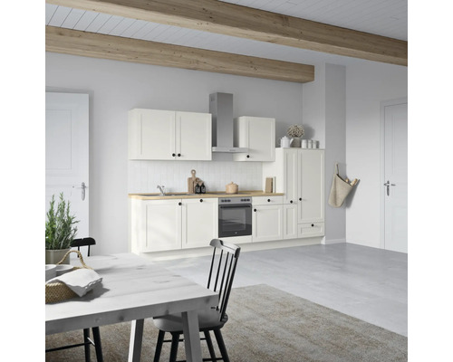 Helle Küche mit Holzbalken und weißen Schränken