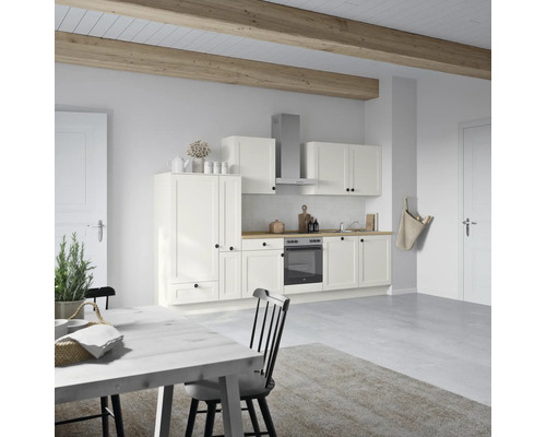 Helle Küche mit Küchenschränken, Dunstabzugshaube und Esstisch