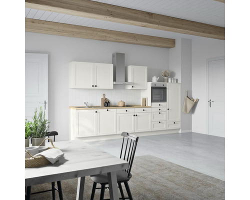 Helle Küche mit Esstisch und Holzbalken