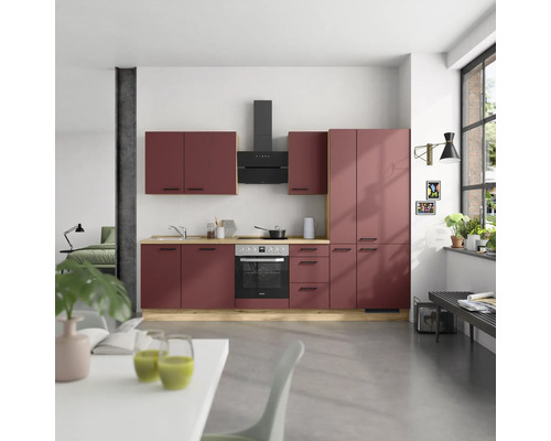 Moderne Küche mit bordeauxroten Schränken, schwarzem Ofen und Dunstabzugshaube sowie hellbrauner Arbeitsplatte.