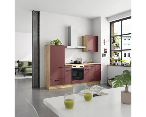 Moderne Küche mit Elektrogeräten, Dunstabzugshaube und Esstisch in hellem Raum