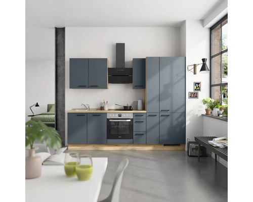 Küchenszene mit blauen Küchenschränken, Dunstabzugshaube und Elektroherd in einer hellen Wohnung.