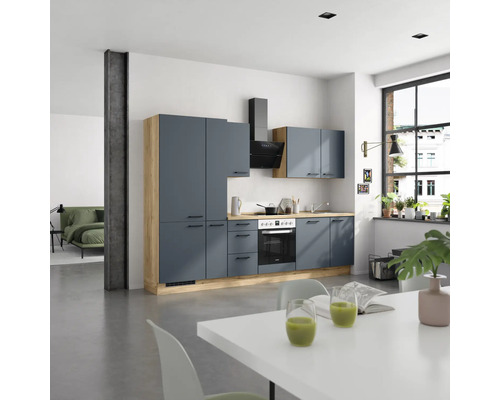 Helle Küche mit Einbaugeräten, Arbeitsplatte und Esstisch