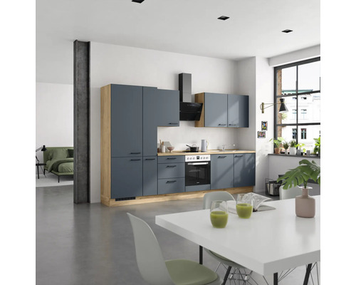 Helle, offene Küche mit grauen Schränken und Holzakzenten in einem modernen Wohnraum.