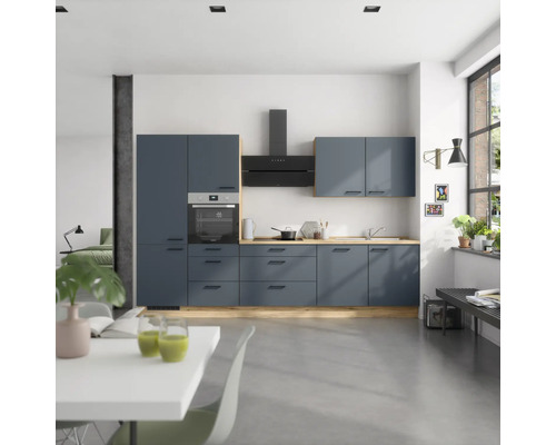 Helle, geräumige Küche mit Küchenschränken, Dunstabzugshaube und Einbaubackofen