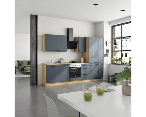 Komplette Küche mit Ober- und Unterschränken, Dunstabzugshaube und Elektroherd in modernem Design