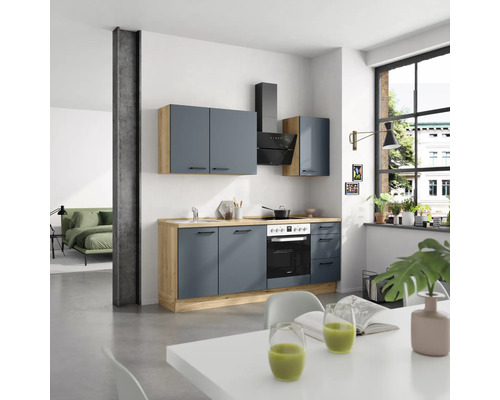 Moderne Küche mit grauen Schränken, Arbeitsplatte in Holzoptik und Essecke.